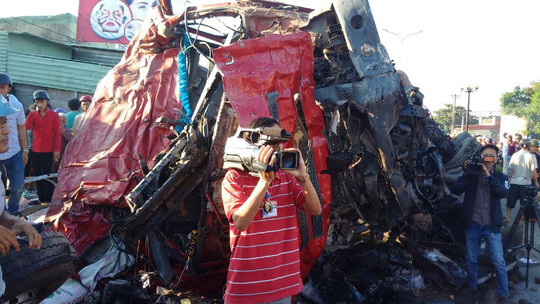 Chiếc xe trong vụ tai nạn như 1 đống sắt vụn.