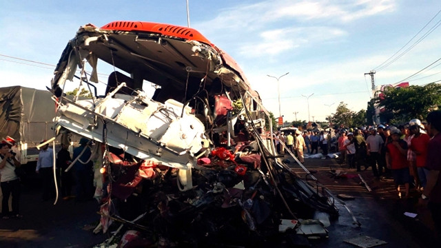 Xe khách biến dạng hoàn toàn sau cú tông trực diện. 