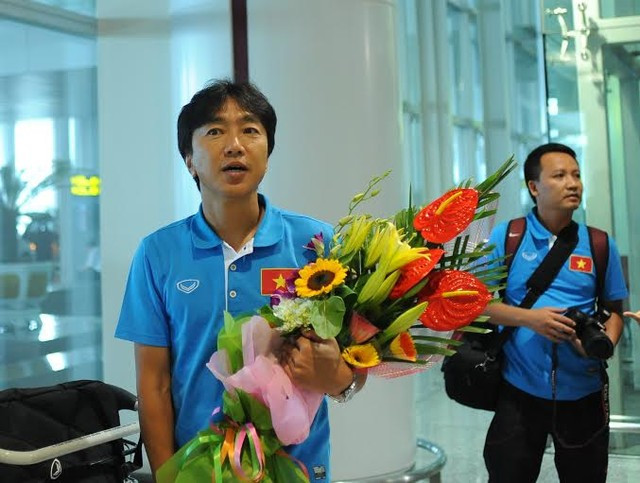 HLV Miura tại sân bay Nội Bài - Ảnh: Nhung Trần.