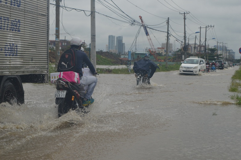 Đường Lương Định Của ngập sâu vào sáng 16/9.