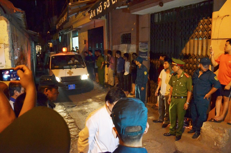 Xe cấp cứu đến hiện trường vụ nổ lúc 21h ngày 11/9. Ảnh: Thanh Hà.