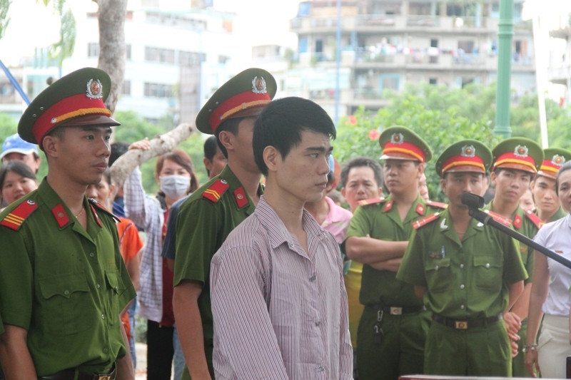 Bị cáo Lý Minh Hoàng tại phiên tòa lưu động. Ảnh T.Châu.