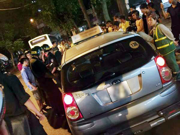 Chiếc xe taxi bị chặn lại. Ảnh: Duy Sơn/otofun.