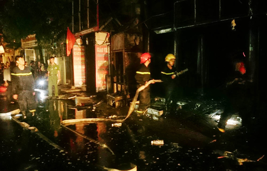 Lực lượng PCCC có mặt tại hiện trường dập lửa. Ảnh: Thanh Hà.