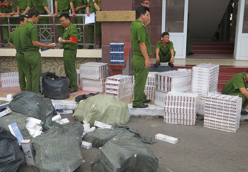 Công an kiểm kê số lượng thuốc lá lậu.