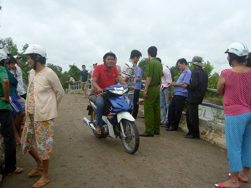 Nhiều người dân hiếu kỳ tập trung theo dõi tại hiện trường.