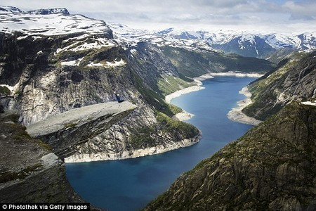 Mỏm núi Trolltunga là một địa điểm rất thu hút khách du lịch tại Na Uy.