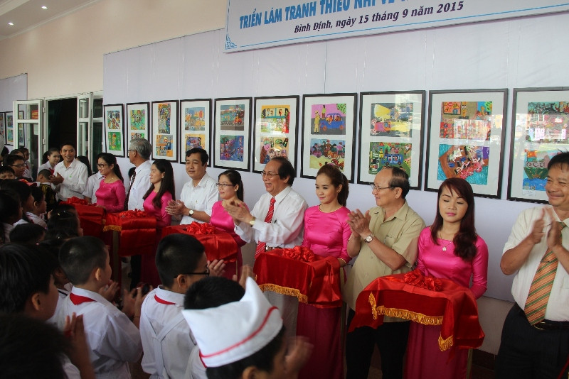 Cắt băng khánh thành khai mạc triển lãm.