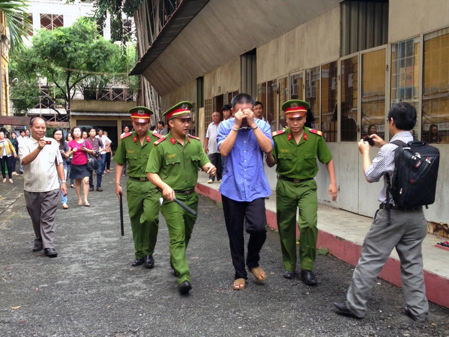 Dẫn giải nguyên công an phường Lê Văn Lũy về trại giam sau khi tòa tuyên án phạt. Ảnh T.Châu.