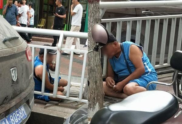 Đối tượng giả điên khi bị bắt quả tang trộm xe.