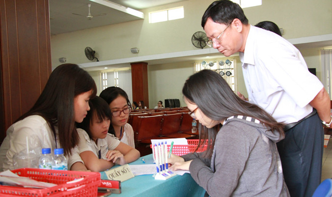 Thí sinh đến nộp hồ sơ tại trường ĐH Mở TPHCM.