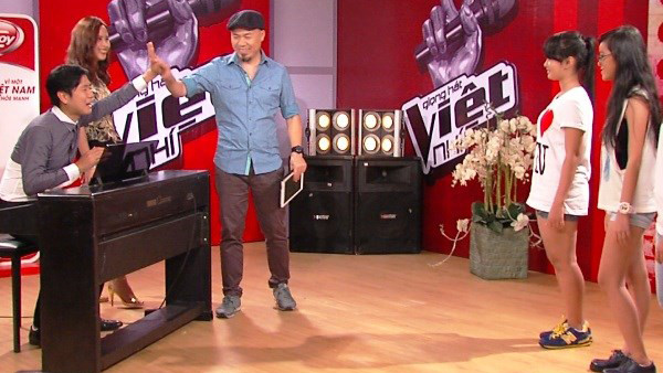 Huy Tuấn và huấn luyện viên đang tập với các thí sinh trong đội. (Ảnh: CTS) 