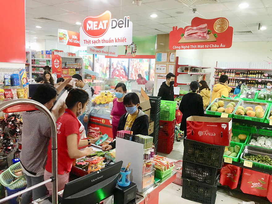 Người dân chen chân mua hàng tích trữ sáng 7/3 sau khi Hà Nội có ca nhiễm Covid-19 đầu tiên. Ảnh: Tuấn Nguyễn