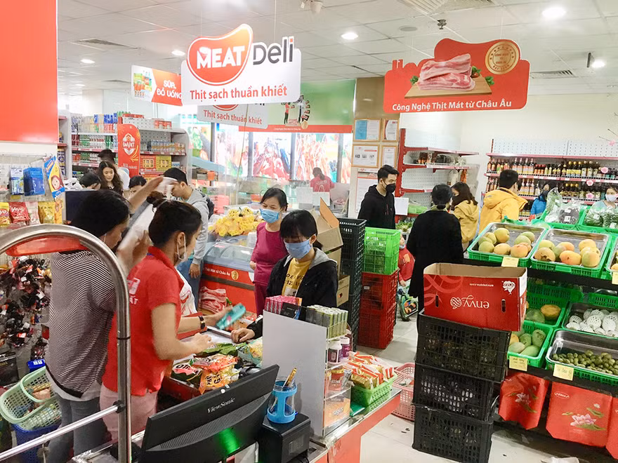 Người dân chen chân mua hàng tích trữ sáng 7/3 sau khi Hà Nội có ca nhiễm Covid-19 đầu tiên. Ảnh: Tuấn Nguyễn