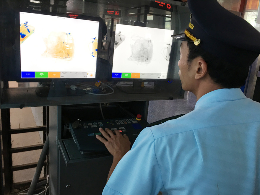 Lực lượng Hải quan soi chiếu hành lý của hành khách xuất nhập cảnh. Ảnh minh họa của: Tuấn Nguyễn