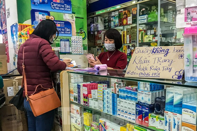 Ngày 3/2, tại chợ thuốc Hapulico Hà Nội, các quầy hàng treo biển "không bán khẩu trang";"không bán nước rửa tay khô"... ngay trong dịch virus corona. Ảnh: Duy Phạm