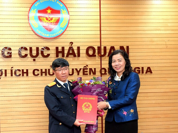 Thứ trưởng Bộ Tài chính Vũ Thị Mai trao quyết định bổ nhiệm cho ông Lưu Mạnh Tưởng sáng 17/1.