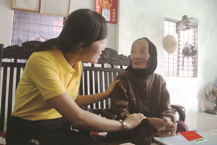 Nhân viên Bưu điện TP. Tam Kỳ (Quảng Nam) chi trả trợ cấp người có công với cách mạng tại nhà