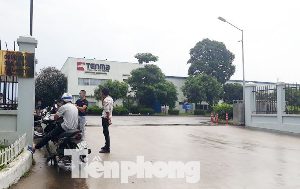 Nhiều thanh niên vẫn tìm đến công ty Tenma Việt Nam để tuyển dụng các vị trí việc làm vào ngày 26/5. Ảnh: Nguyễn Thắng