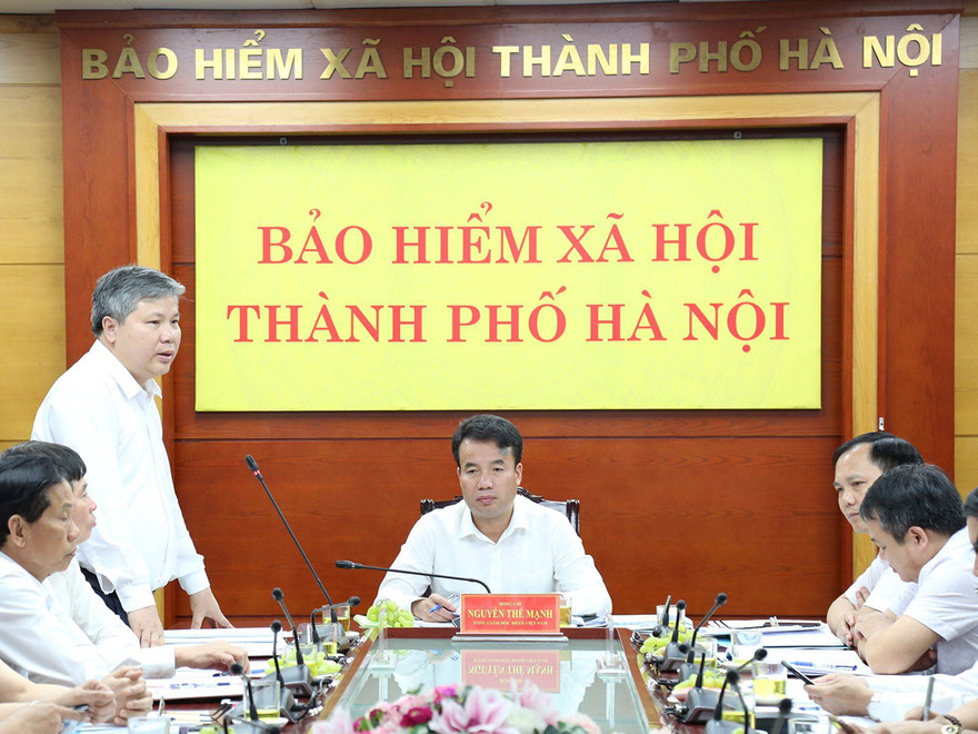 Ông Nguyễn Đức Hòa - Giám đốc BHXH TP. Hà Nội chia sẻ thông tin tại buổi làm việc với Tổng giám đốc BHXH Việt Nam Nguyễn Thế Mạnh. Ảnh: M.Đ