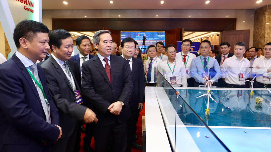 Phó Thủ tướng Trịnh Đình Dũng, Trưởng ban kinh tế T.Ư Nguyễn Văn Bình cùng các đại biể thăm quan các gian hàng năng lượng tiêu biểu. Ảnh: Mạnh Thắng 