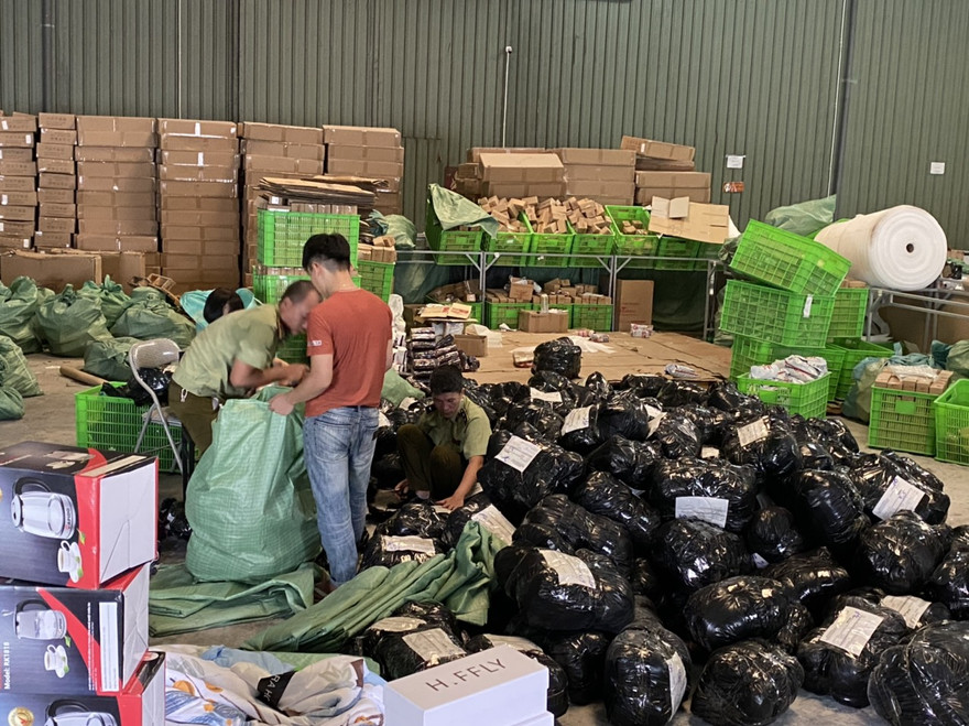 Lực lượng Quản lý thị trường kiểm tra kho hàng của Cty TNHH MTV chuyển phát nhanh Thuận Phong, chi nhánh Hà Nội, nằm trong Cảng ICD Mỹ Đình