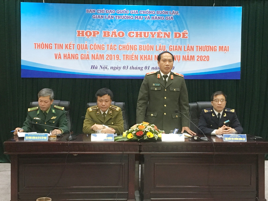 Ông Đàm Thanh Thế, Chánh Văn phòng thường trực Ban Chỉ đạo 389 Quốc gia trả lời báo chí tại cuộc họp báo tổng kết sáng 3/1. Ảnh: Tuấn Nguyễn