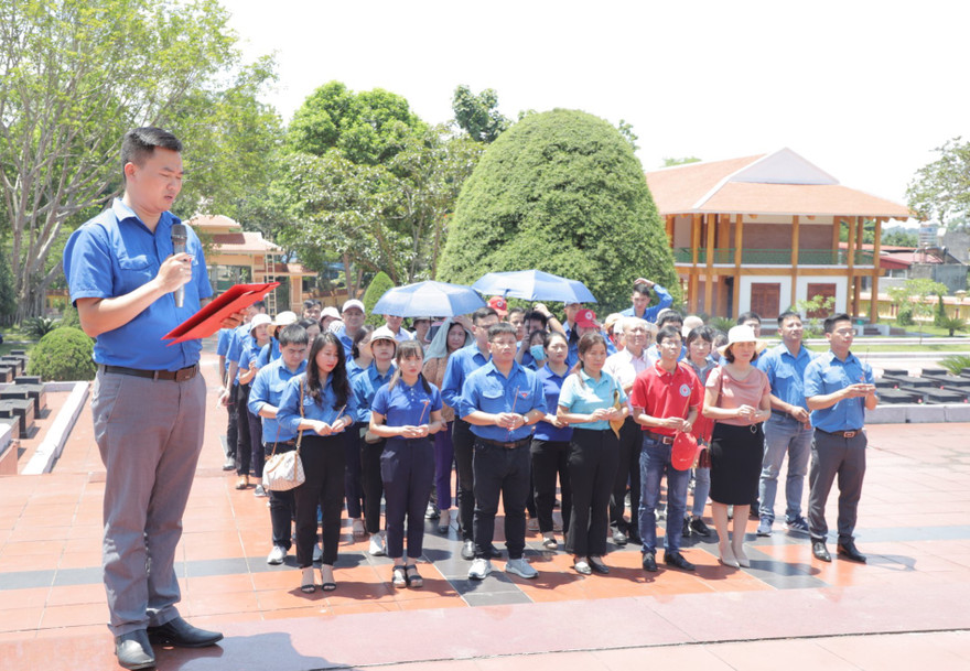 Các đoàn viên thanh niên dâng hương tưởng niệm các anh hùng liệt sĩ 