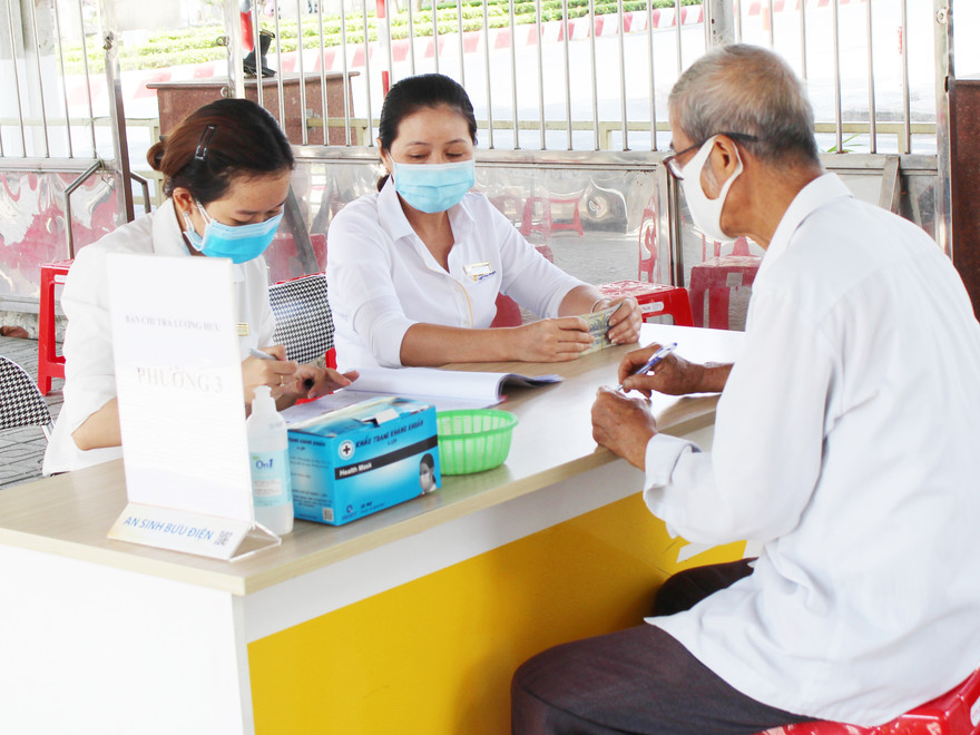 Nhân viên Bưu điện tỉnh Tiền Giang chi trả lương hưu, trợ cấp BHXH tại điểm chi trả