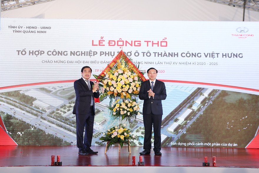 Ông Nguyễn Xuân Ký - Bí thư tỉnh ủy, Chủ tịch HĐND tỉnh Quảng Ninh trao lẵng hoa chúc mừng tới ông Nguyễn Anh Tuấn, Chủ tịch Tập đoàn Thành Công