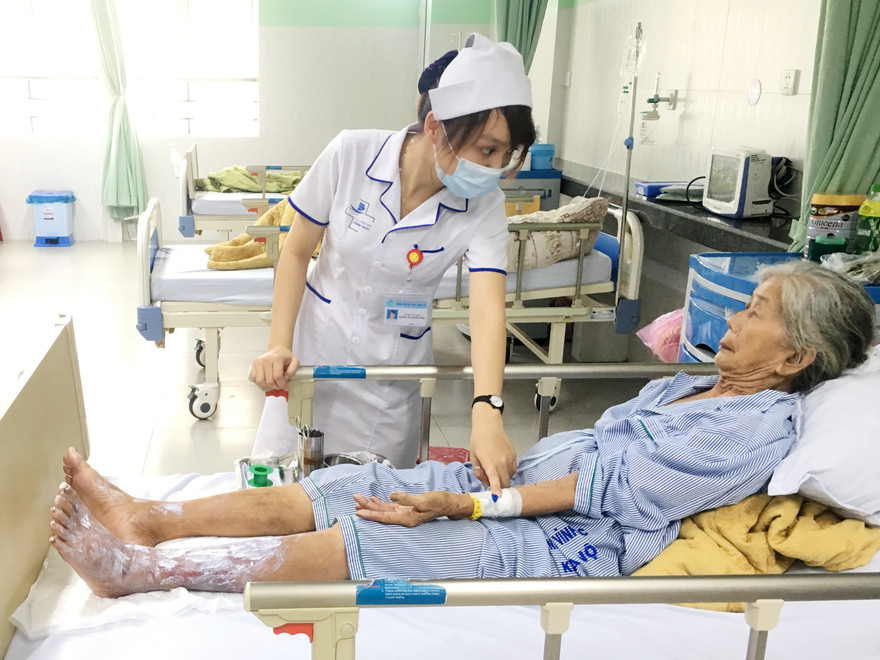 Người nghèo, người dân tộc thiểu số, trẻ em dưới 6 tuổi và các đối tượng chính sách xã hội đã được Nhà nước hỗ trợ toàn bộ mức đóng BHYT. Ảnh: An Phú