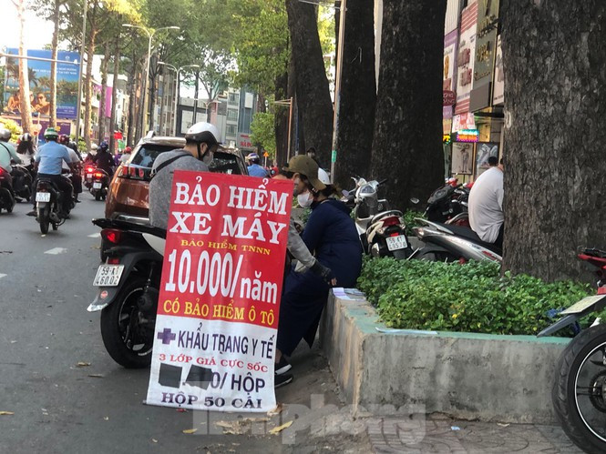 Bảo hiểm bán tràn lan trên đường phố TP.HCM. Ảnh: Uyên Phương
