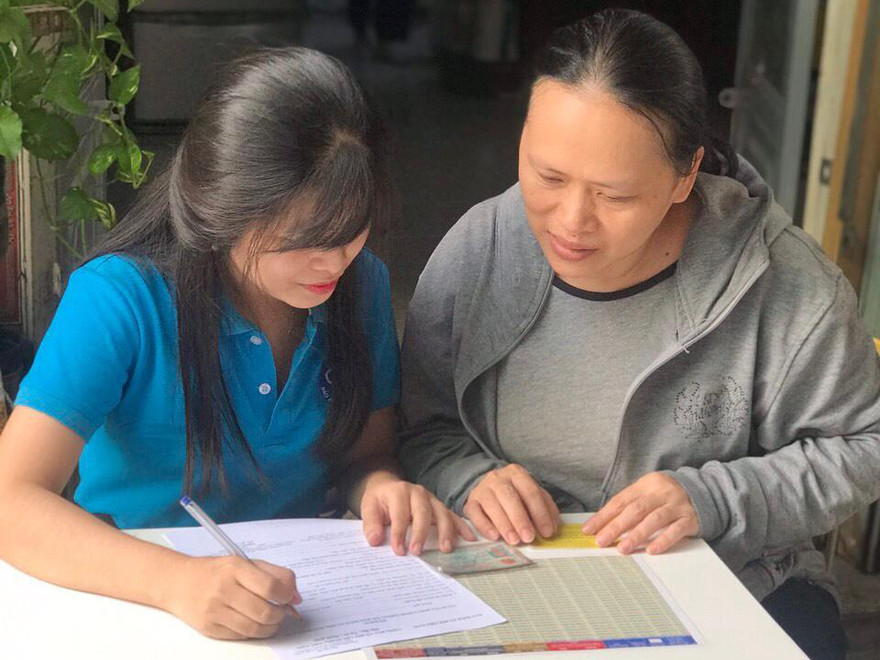 Cán bộ BHXH TP.HCM tuyên truyền chính sách BHXH cho người dân