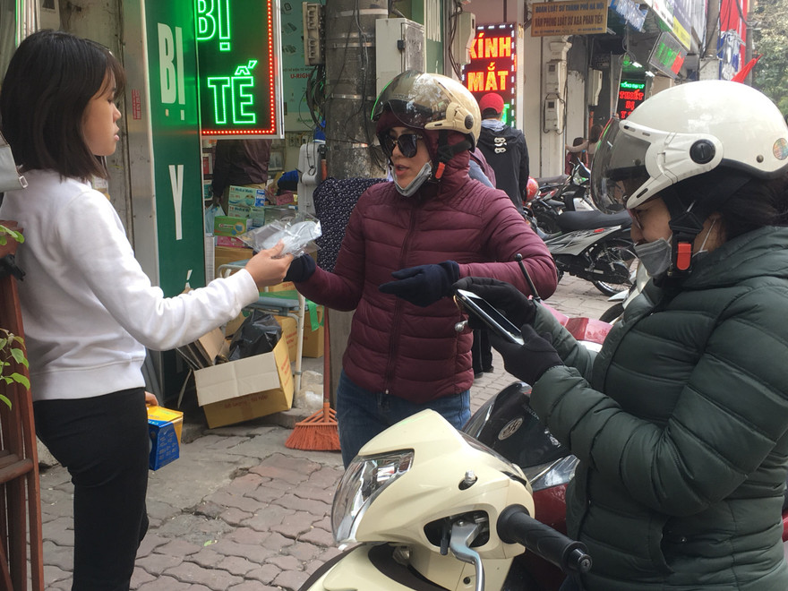 Người dân Hà Nội vất vả tìm mua khẩu trang y tế phòng dịch Corona. Ảnh: Tuấn Nguyễn