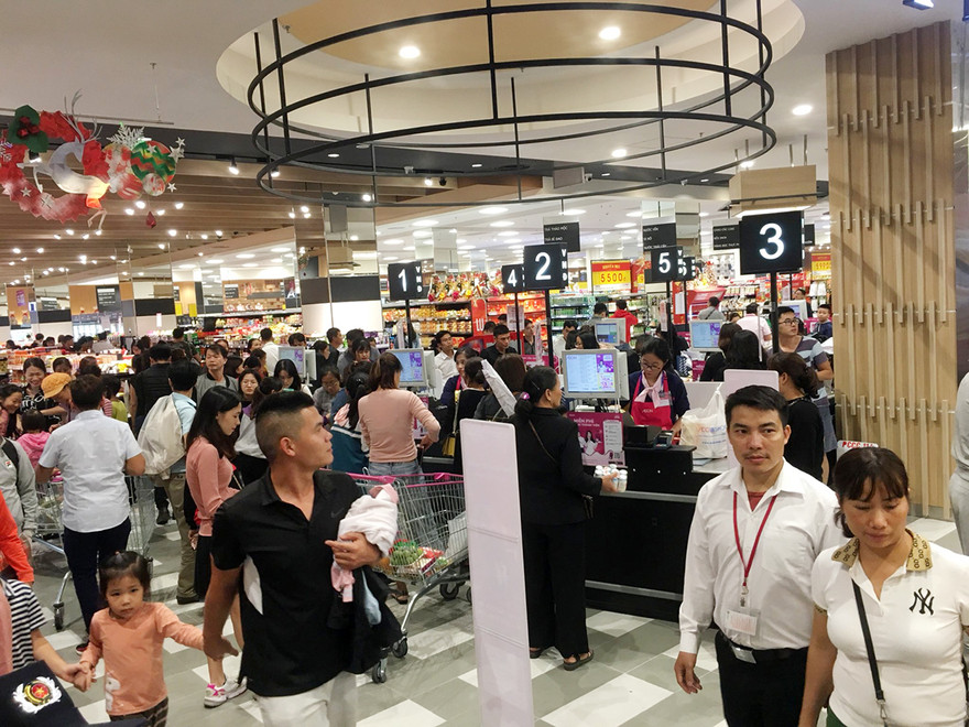 Các siêu thị ken kín người mua hàng sáng 7/3 sau khi Hà Nội xuất hiện ca nhiễm Virus Covid-19 đầu tiên. Ảnh: Tuấn Nguyễn