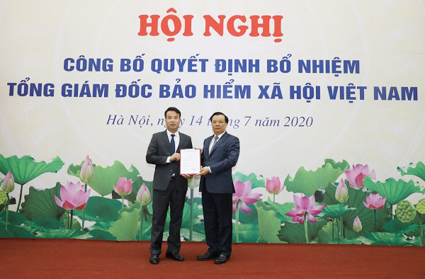 Bộ trưởng Bộ Tài chính Đinh Tiến Dũng - Chủ tịch Hội đồng Quản lý BHXH Việt Nam trao Quyết định điều động, bổ nhiệm ông Nguyễn Thế Mạnh giữ chức Tổng Giám đốc BHXH Việt Nam