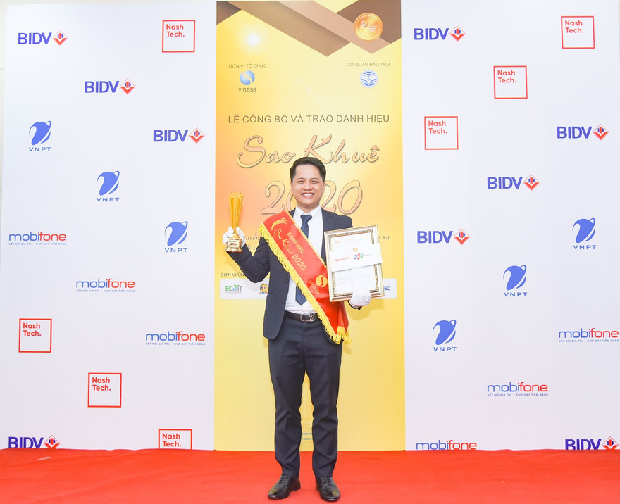 Ông Đoàn Quang Vinh - Phó Giám Đốc Trung Tâm Phát Triển Dịch vụ Thoại Đám Mây đại diện nhận Danh hiệu Sao khuê cho FPT Oncall