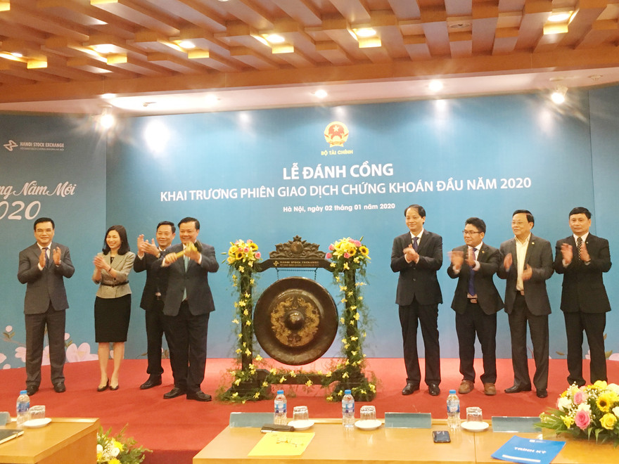 Bộ trưởng Bộ Tài chính Đinh Tiến Dũng dự và đánh cồng khai trương phiên giao dịch chứng khoán đầu năm 2020 sáng 2/1 tại HNX. Ảnh: Tuấn Nguyễn