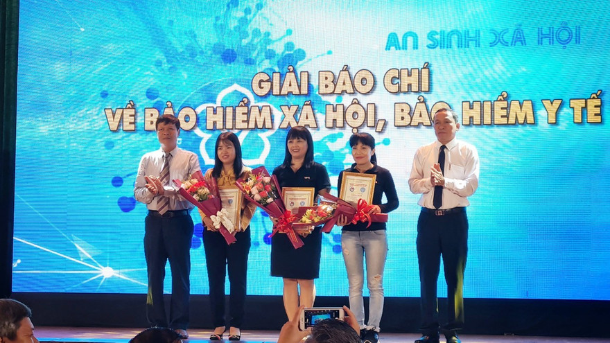 Ban tổ chức cuộc thi trao giải cho các tác giả đoạt giải Nhất “Cuộc thi sáng tạo tác phẩm báo chí tuyên truyền về BHXH, BHYT năm 2019-2020”. Ảnh: Doãn Thành Trí (Báo Quảng Nam)