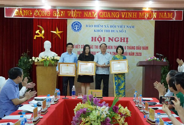 Thừa ủy quyền, Phó Tổng Giám đốc Nguyễn Đình Khương trao tặng Bằng khen; Cờ Thi đua…cho các tập thể, cá nhân có thành tích xuất sắc thời gian qua