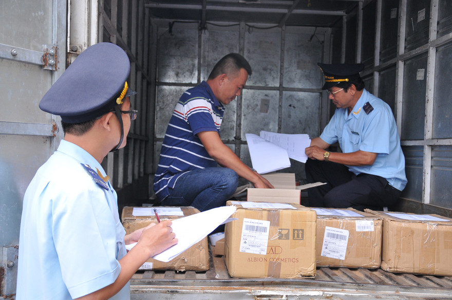 Hải quan Việt Nam kiểm soát chặt chẽ người và phương tiện xuất nhập cảnh, hàng hóa xuất nhập khẩu