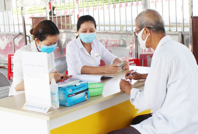 Nhân viên Bưu điện tỉnh Tiền Giang chi trả lương hưu, trợ cấp BHXH tại điểm chi trả 