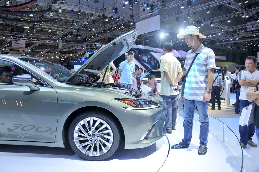 Người mua ô tô có thể tiết kiệm 15-298 triệu đồng nhờ phí trước bạ giảm 50%. Ảnh minh họa: Tuấn Nguyễn