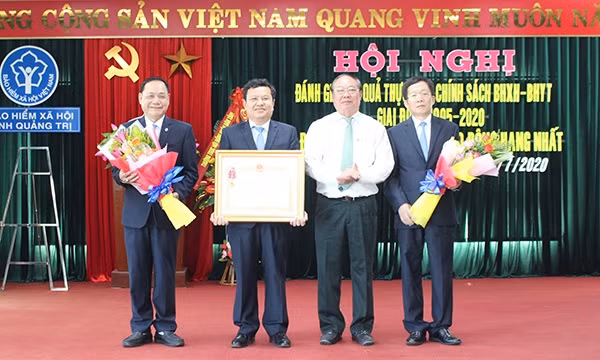 Phó Tổng Giám đốc BHXH Việt Nam Nguyễn Đình Khương trao Huân chương Lao động hạng Nhất cho BHXH tỉnh Quảng Trị