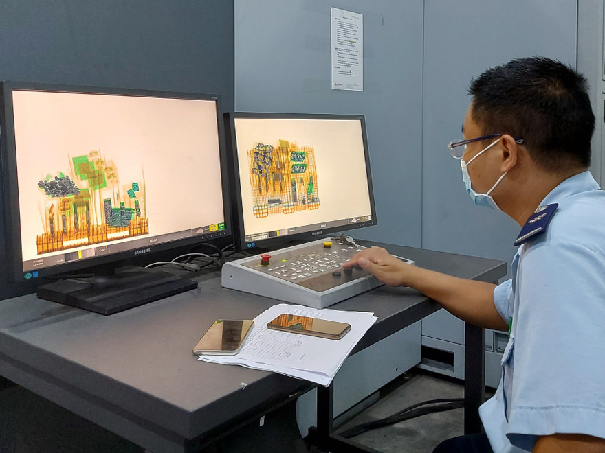 Hàng hóa được soi chiếu tại Cảng Hàng không Quốc tế Nội Bài