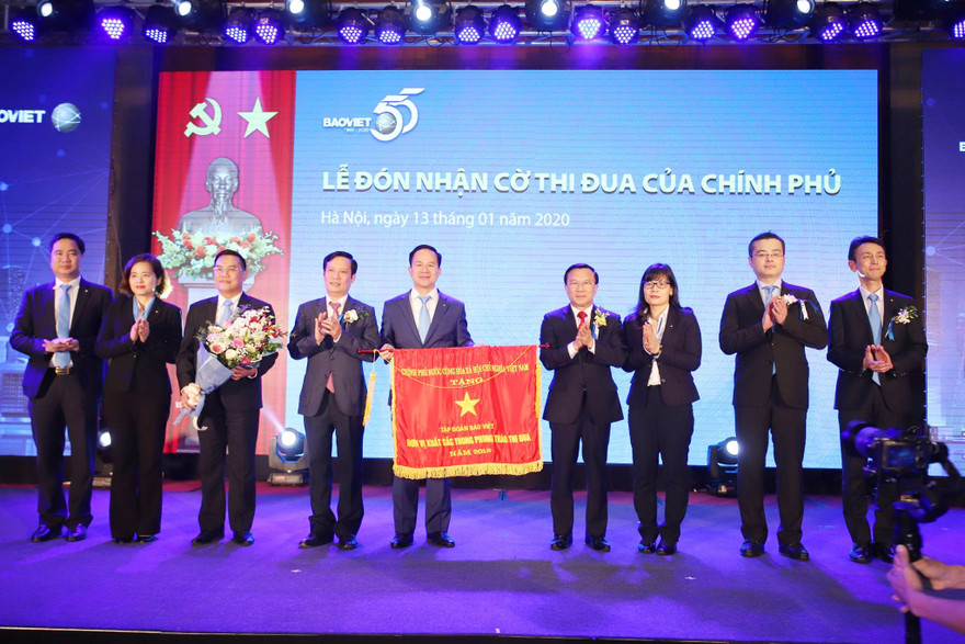 Bảo Việt nhận cờ thi đua của Chính phủ
