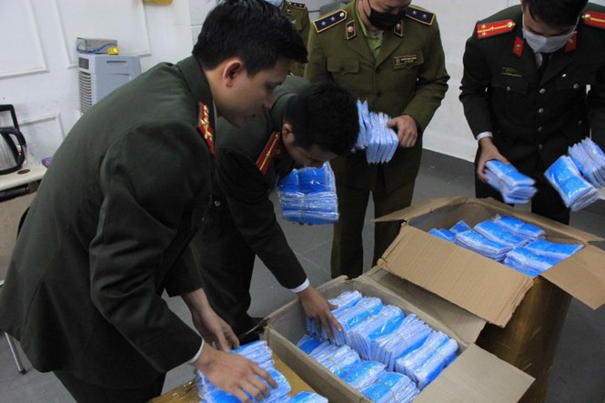 Một vụ mua bán khẩu trang không có hóa đơn chứng từ bị Công an Hà Nội và Quản lý thị trường bắt giữ mới đây