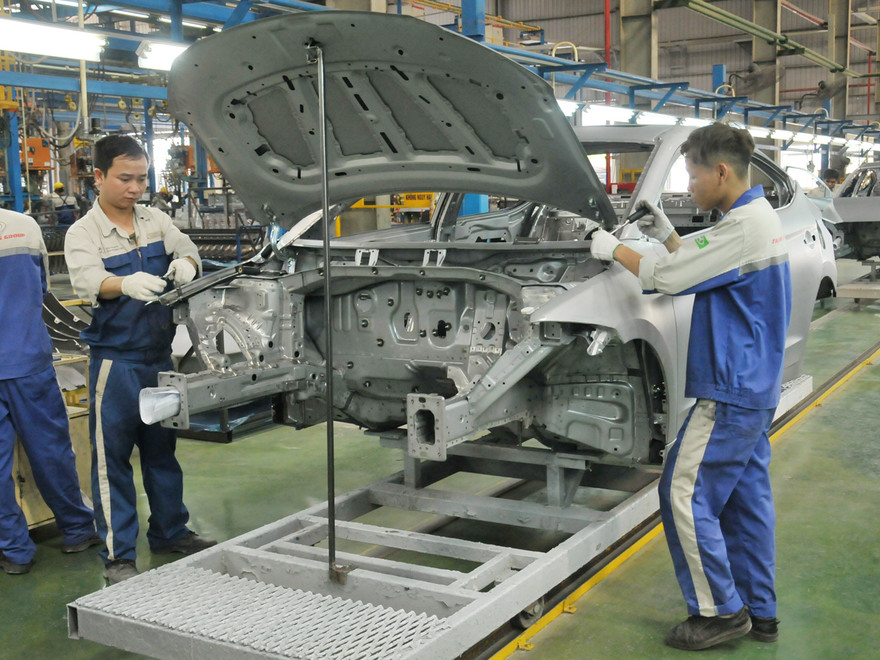 Công nhân Cty TC Motor lắp ráp ô tô. Ảnh: Tuấn Nguyễn