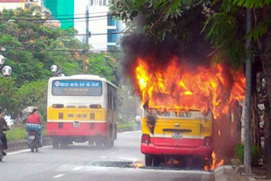 Chiếc xe buýt bốc cháy dữ dội. Ảnh: Lê Nhiên/Otofun.