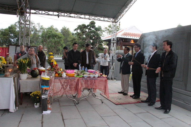 Nhiều người tới viếng mộ ông Nguyễn Bá Thanh từ tinh mơ.